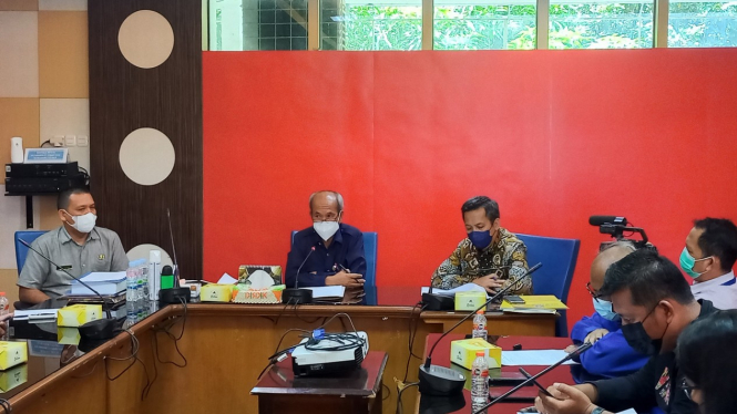  Plt Kadisdik Sumut, Lasro Marbun (tengah) saat memberikan keterangan pers soal PPDB 2022