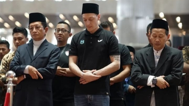 Momen Mesut Oezil menunaikan salat jumat di Masjid Istiqlal