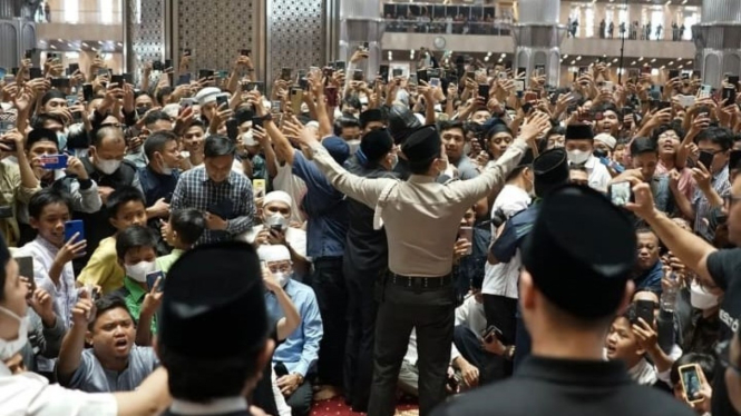 Antusias jemaah yang ingin mengabadikan kehadiran Mesut Oezil di Masjid Istiqlal