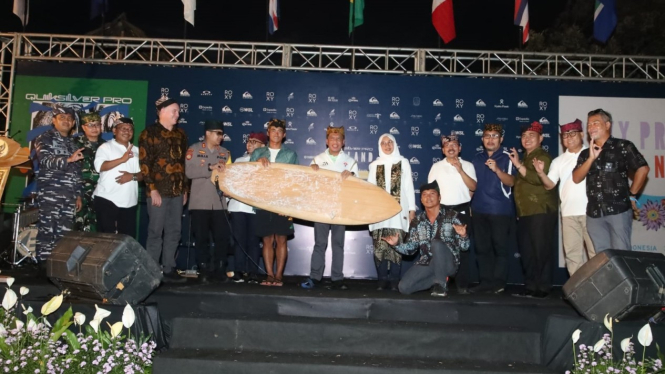 Menpora Zainudin Amali buka World Surfing League Championship Tour 2022