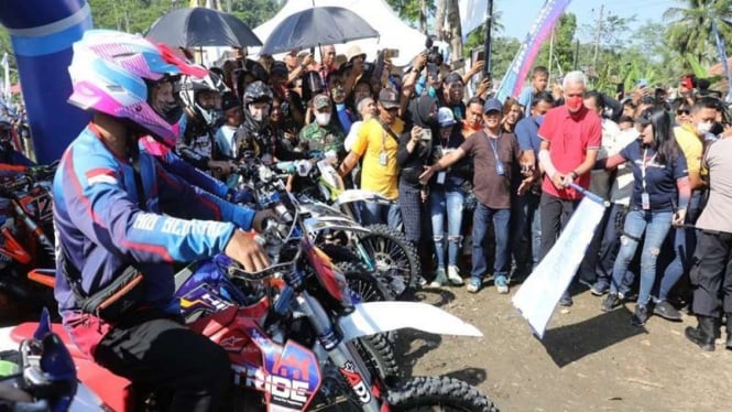 Gubernur Jawa Tengah Ganjar Pranowo membuka event motor trail