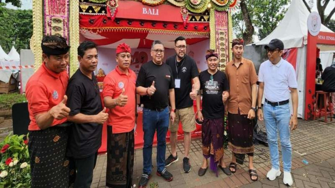 Sekjen PDIP Hasto Kristiyanto menghadiri festival kopi tanah air di Senayan