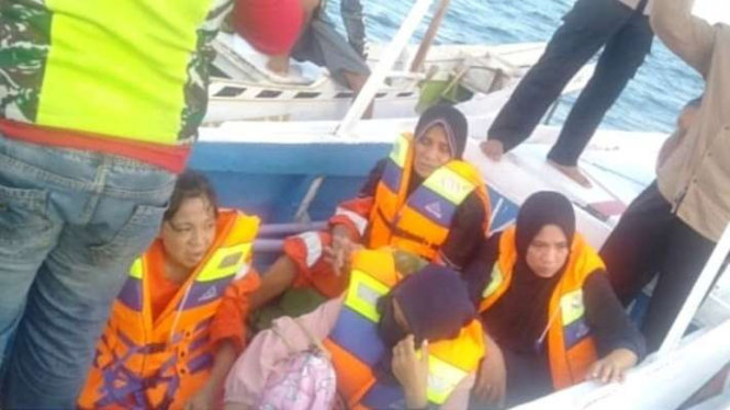 Sejumlah penumpang KM Ladang Pertiwi yang selamat usai kapal yang ditumpanginya tengelam di perairan Selat Makassar tiba di Dermaga Parappa, Kabupaten Takalar, Sulawesi Selatan, Sabtu, 28 Mei 2022.