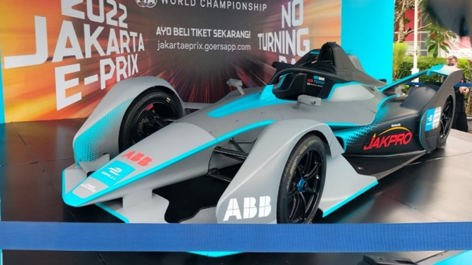 Replika mobil Formula E dipajang di kawasan Bundaran Hotel 