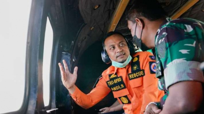 Gubernur Sulawesi Selatan Andi Sudirman Sulaiman ikut memantau area pencarian korban kecelakaan KM Ladang Pertiwi di perairan Kepulauan Pangkep, Sulawesi Selatan, menggunakan helikopter pada Minggu, 29 Mei 2022.