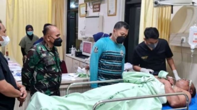 Sejumlah personel TNI Kodam XIV/Hassanudin menjenguk Sersan Kepala R, prajurit korban pengeroyokan oleh orang tak dikenal, di suatu rumah sakit di Makassar, Sulawesi Selatan, Minggu, 29 Mei 2022.
