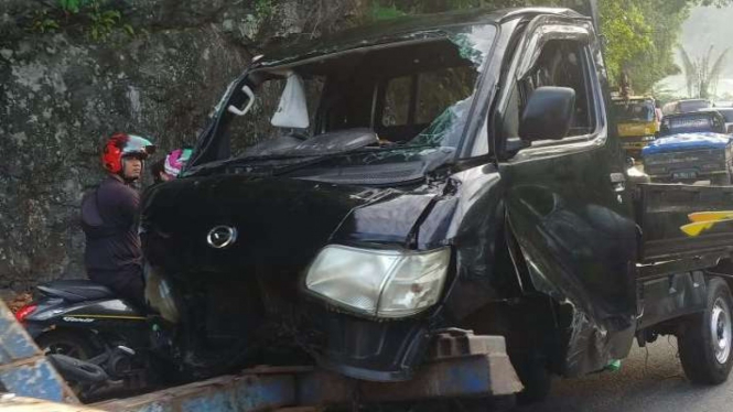 Mobil pikap dievakuasi oleh unit petugas Satuan Kecelakaan Lalu Lintas Polresta 