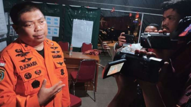 Kepala Basarnas Sulawesi Selatan Djunaidi (kiri) memberikan keterangan pers tentang pencarian korban kapal tenggelam KM Ladang Pertiwi 2 di Posko Induk SAR, Pelabuhan Rakyat Paotere, Makassar, Sulawesi Selatan, Minggu, 29 Mei 2022.