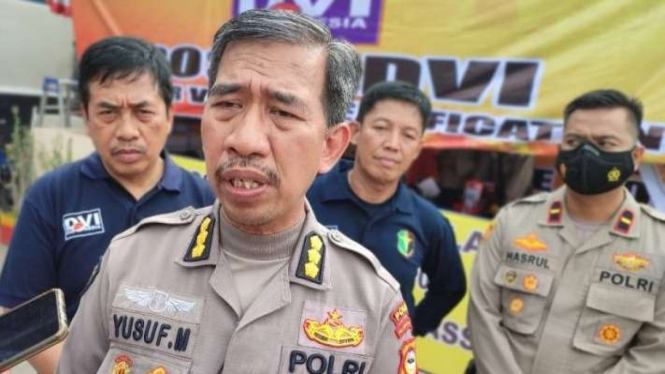 Kepala Bidang Kedokteran dan Kesehatan Polda Sulawesi Selatan Kombes Pol Yusuf M memberikan keterangan tentang persiapan penanganan korban kapal tenggelam KM Ladang Pertiwi 2 kepada wartawan di Posko DVI, Makassar, Minggu, 29 Mei 2022.