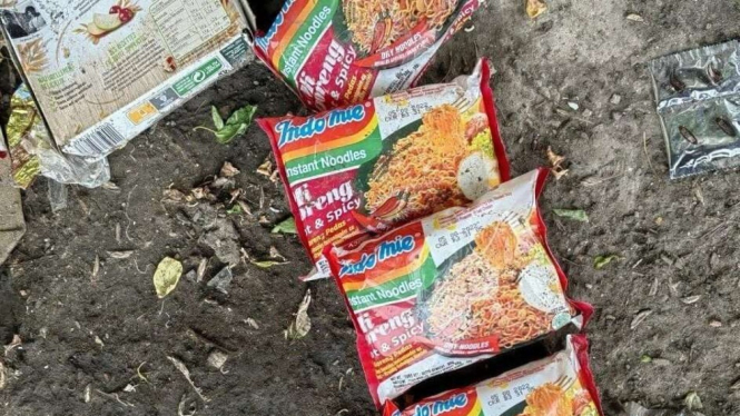 Empat bungkus Indomie di markas Ukraina.