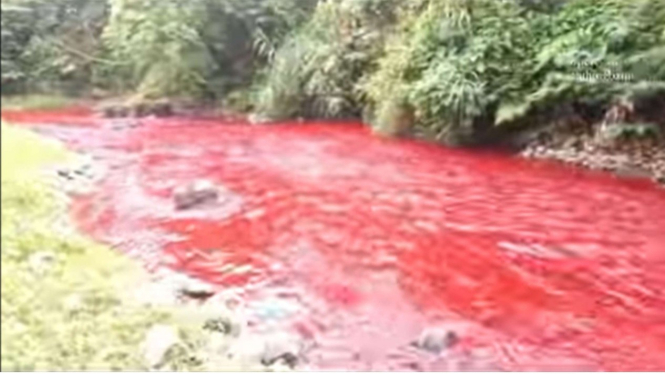 Sungai Berwarna Merah Darah di Bandung Barat