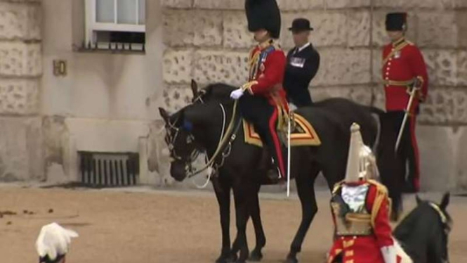 Pangeran William berkuda saat latihan parade peringatan ultah Ratu Elizabeth II