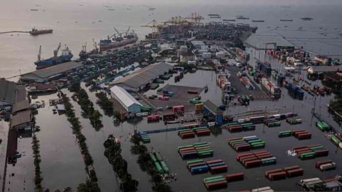 Foto udara kondisi banjir limpasan air laut ke daratan atau rob yang merendam kawasan Terminal Petikemas Pelabuhan Tanjung Emas Semarang, Jawa Tengah, Senin, 23 Mei 2022.