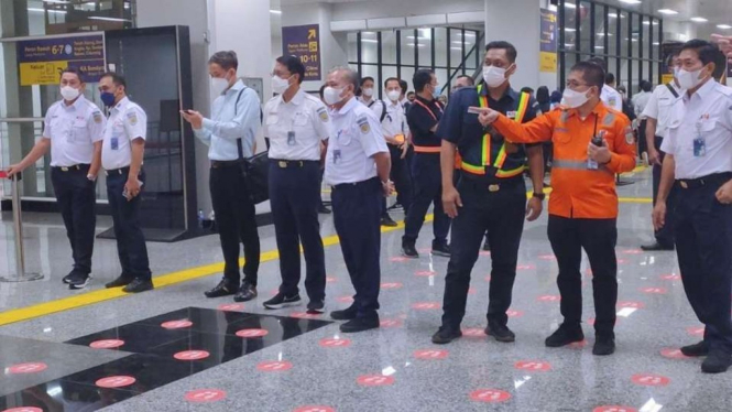 Direktur Utama KAI Didiek Hartantyo meninjau pelayanan KRL di Stasiun Manggarai.