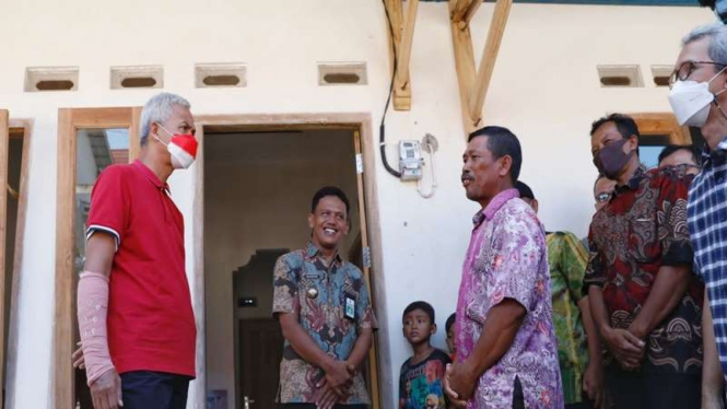 Gubernur Jawa Tengah Ganjar Pranowo meninjau pembangunan Rumah Sederhana Sehat