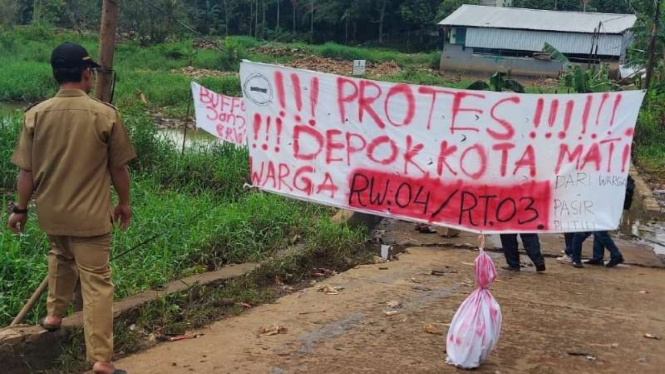 Warga tutup jalan Kp Bulak Depok karena berbulan-bulan banjir.