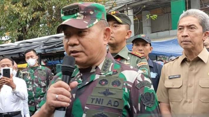 Kepala Staf Angkatan Darat (KSAD) Jenderal TNI Dudung Abdurachman saat sidak minyak goreng curah di Pasar Anyaar, Kota Bogor, Jawa Barat, Senin, 30 Mei 2022.