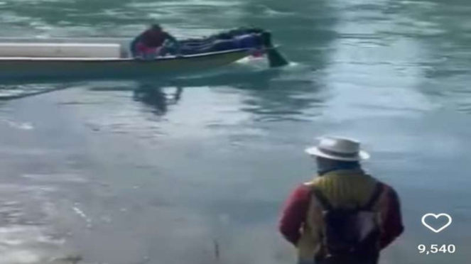 Bikin Haru, Ridwan Kamil Berdiri di Tepi Sungai Pantau Pencarian Eril
