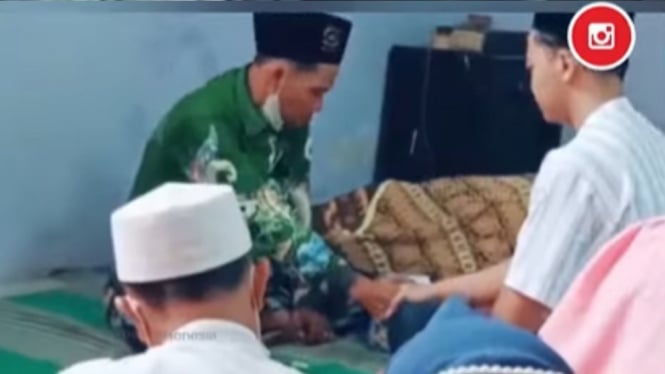 pria melangsungkan ijab kabul di depan jenazah sang ibu