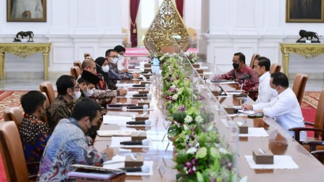 Jokowi meets the General Elections Commission (KPU) at Merdeka Palace