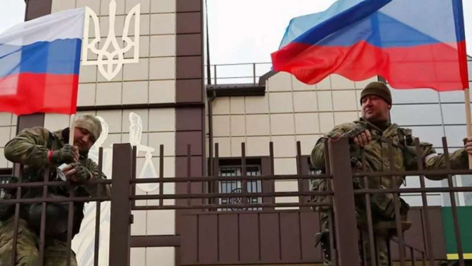 VIVA Militer: Prajurit Republik Rakyat Luhansk kibarkan bendera Rusia di Ukraina
