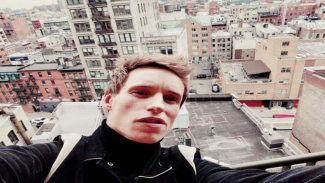 Deret Potret Keseruan Eddie Redmayne di Sudut New York-Tokyo