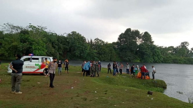 Penemuan mayat dalam karung di Danau Gawir, Legok, Tangerang.