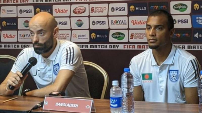 Pelatih Timnas Bangladesh, Javier Cabrera (kiri) dan kapten Jamal Bhuyan