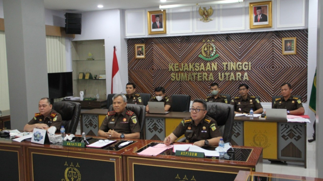 Kepala Kejaksaan Tinggi Sumut, Idianto (tengah) memimpin pengajuan restorative justice di Kantor Kejati Sumut di Jalan AH Nasution, Kota Medan.