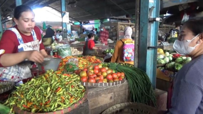 Suasana pedagang cabai di pasar blauran, Kota Salatiga.