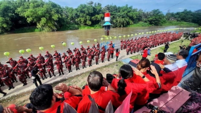 Ribuan kader PDI-P upacara hari pancasila di bengawan solo.