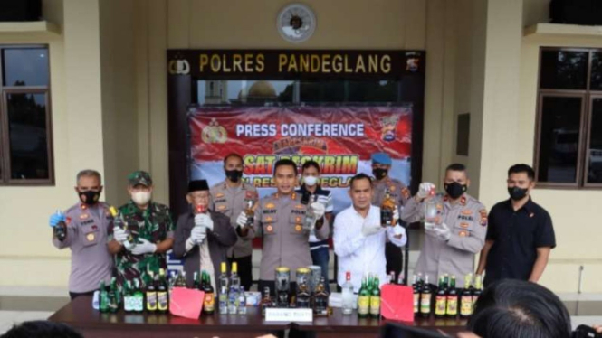 Polres Pandeglang menggelar jumpa pers terkait kasus minuman keras.