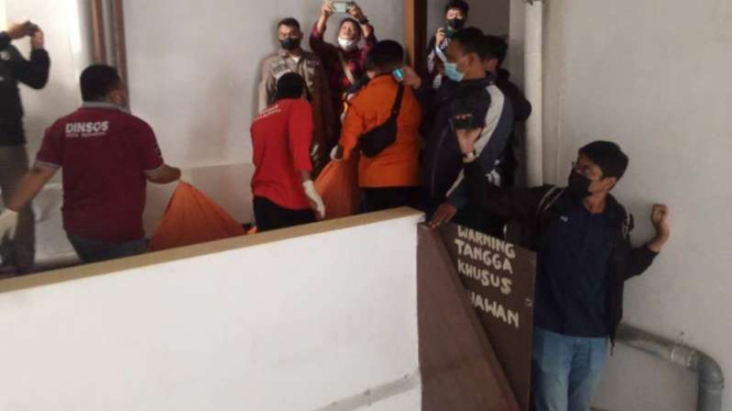 Polisi lakukan olah TKP terkait penemuan mayat perempuan di hotel Surabaya.