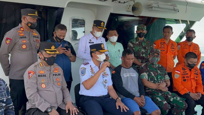 Aparat Polda Sulawesi Selatan dan Basarnas memberikan keterangan pers tentang penyidikan kasus tenggelamnya KM Kapal Ladang Pertiwi di Makassar, Rabu, 1 Juni 2022.