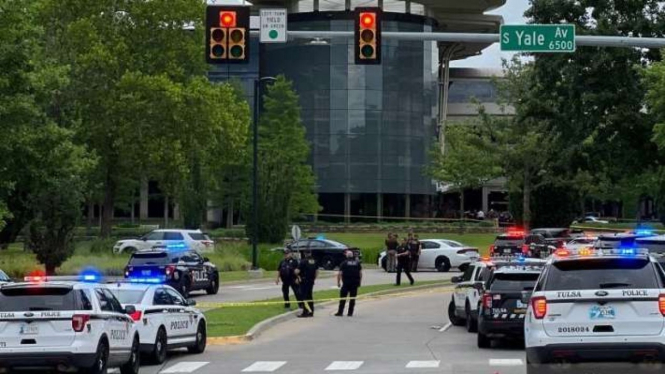 Petugas bekerja di lokasi penembakan di Klinik Warren di Tulsa, Oklahoma, Amerika Serikat, 1 Juni 2022.