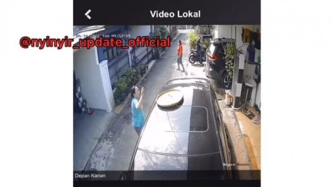 Viral wanita jemur kerupuk di mobil