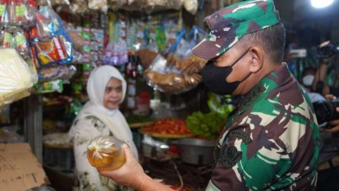 KSAD Jenderal Dudung Abdurachman memantau harga minyak goreng.