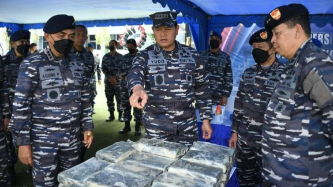 VIVA Militer: KSAL tinjau langsung pemusnahan kokain senilai 1.25 Triliun