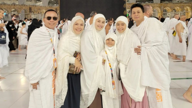 3 Potret Ibadah Umroh Keluarga Ayu Ting Ting