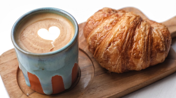 Secangkir kopi dan croissant.