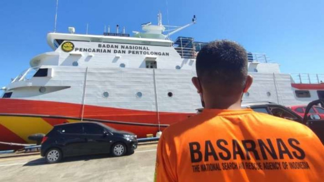 Personel Basarnas bersiap melaksanakan operasi pencarian korban kapal tenggelam KM Ladang Pertiwi saat KN SAR Kamajaya sandar di Pelabuhan Peti Kemas, Pelabuhan Makassar, Sulawesi Selatan, Kamis, 2 Juni 2022.