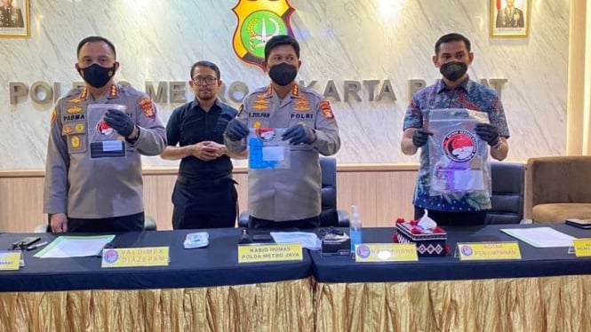 Polisi tunjukan barang bukti narkoba gitaris band Kahitna