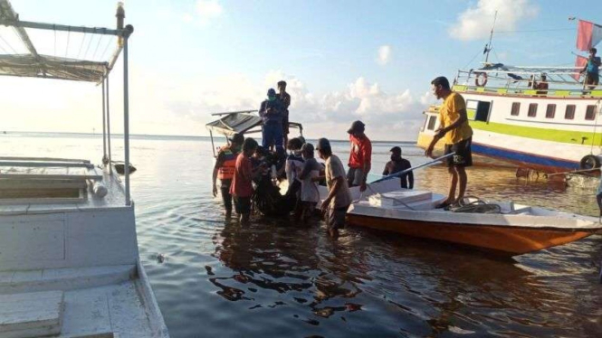 Tim SAR cari penumpang KM Ladang Pertiwi yang tenggelam.