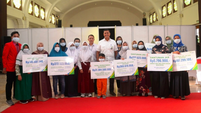 Wakil Presiden Ma'ruf Amin kembali menyerahkan manfaat Program BPJS Ketenagakerjaan kepada 10 pekerja di Surabaya.