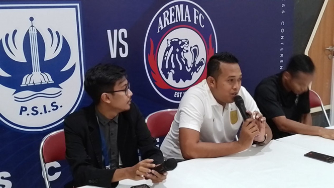 Asisten pelatih PSIS Ahmad Resal saat memberi keterangan pers kepada media