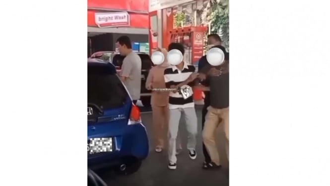 Video kedua pemilik mobil bersItegang di SPBU