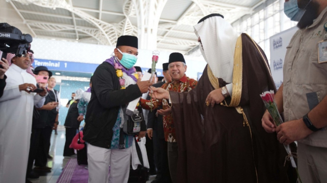Jemaah haji Indonesia kloter pertama dari embarkasi solo tiba di Madinah.