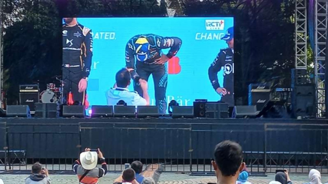 Gubernur DKI Anies Baswedan serahkan piala pada pemenang Formula E.