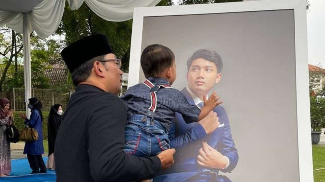 El gobernador de Java Occidental, Ridwon Kamil, mira la foto de su hijo mayor, Eril.