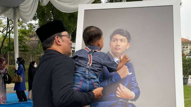 Gubernur Jawa Barat Ridwan Kamil melihat foto anak sulungnya Eril.